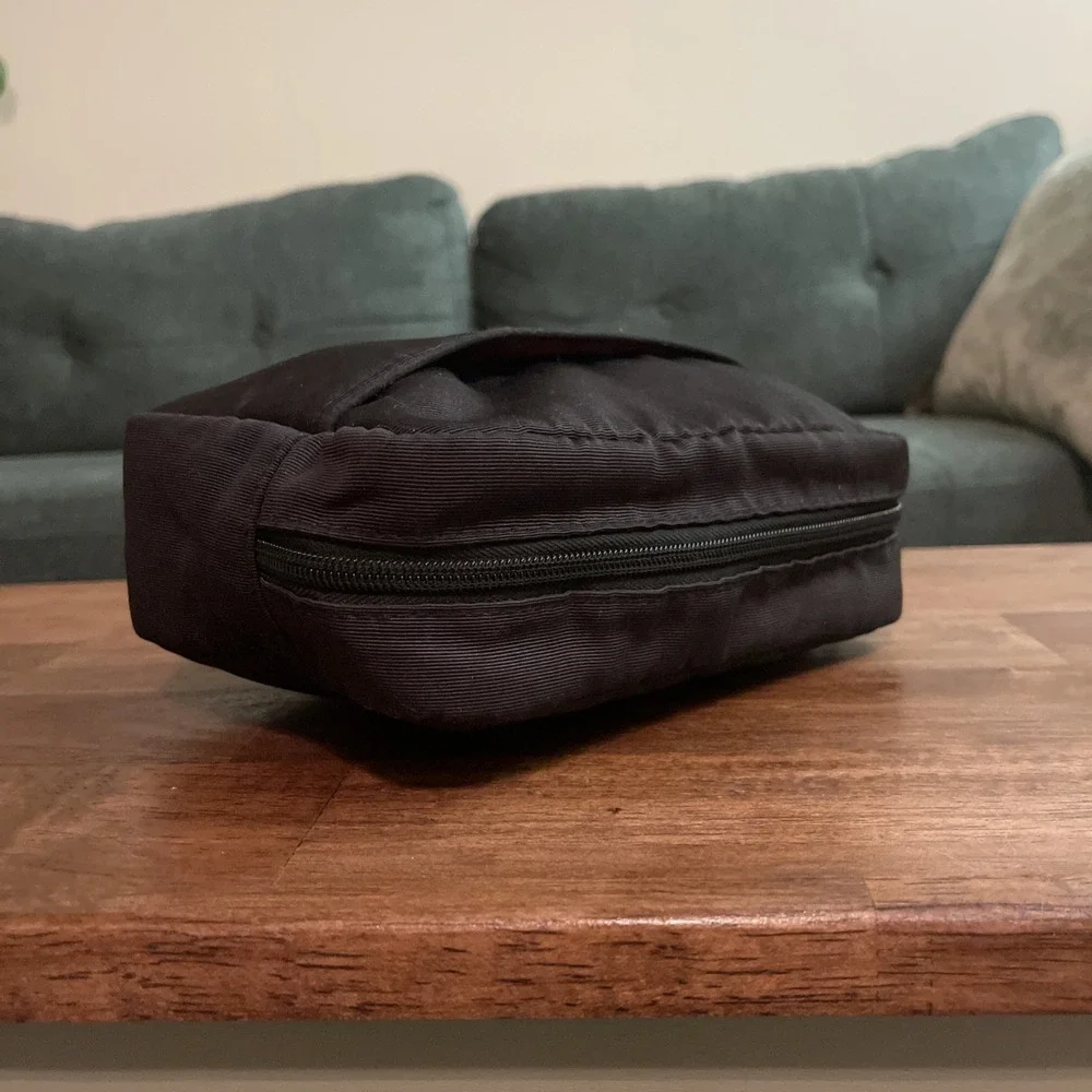 Gucci Beauty Unisex Medium Pouch Bag‎ Black Zipper Closure Toiletry Men Travel